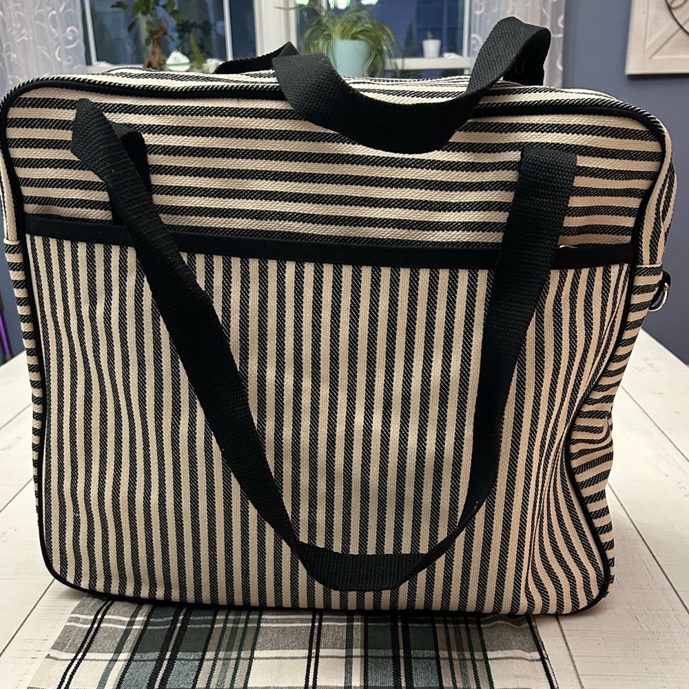 Thirty-One “Away for the Weekender” tote bag with shoulder strap.
